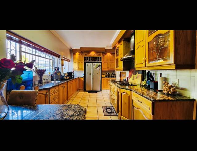 4 BEDROOM FREEHOLD FOR SALE IN ALBERANTE